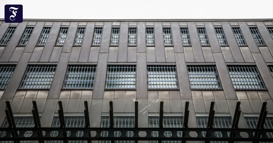 Prison escape in Duisburg: inmate saws through bar and climbs over roof