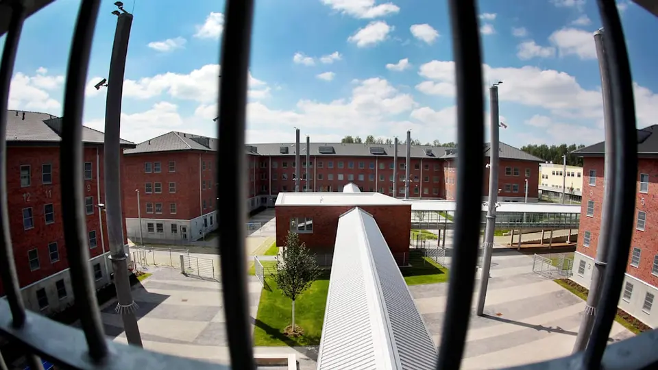 Escape from Duisburg-Hamborn Prison: Inmate Sawed Through Bars and Climbed Onto Roof