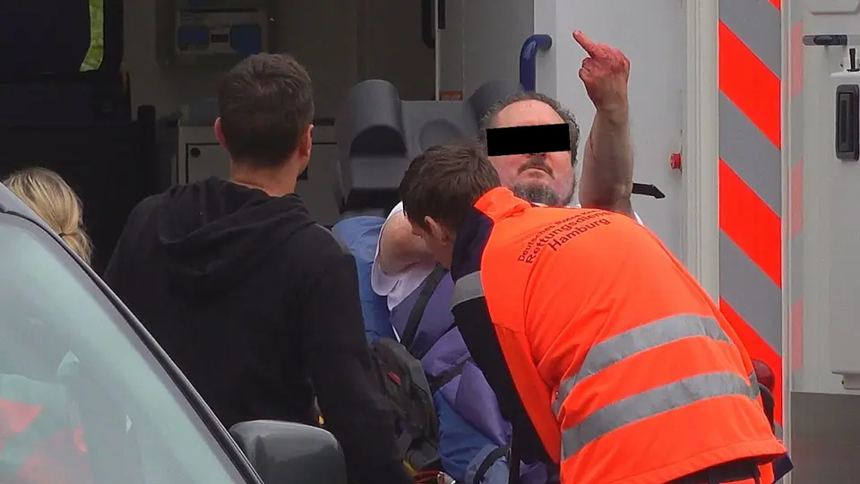 Marital dispute in Hamburg-Lohbrügge: Woman jumps from balcony, man barricades with knife