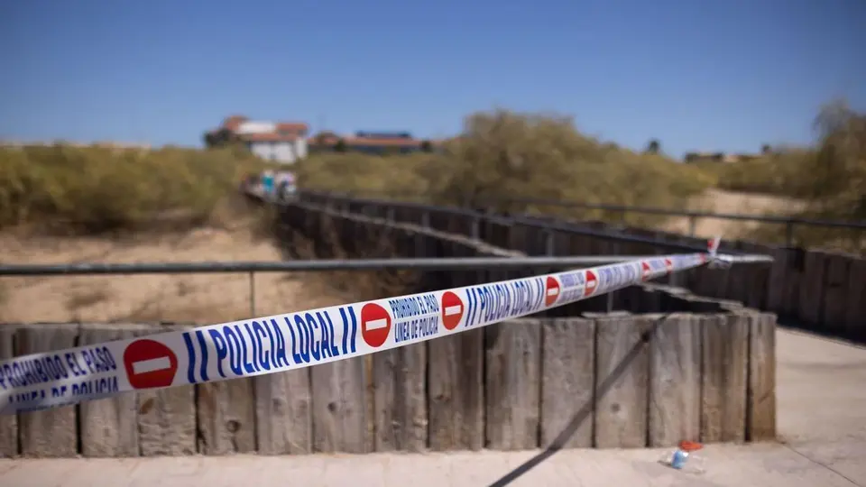 Hombre italiano liberado tras muerte de su pareja en playa de Isla Cristina