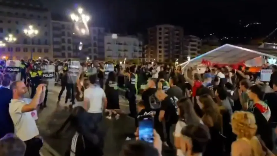 Disturbios en Bilbao: 200 personas atacan a la Ertzaintza en la Aste Nagusia con 14 detenidos