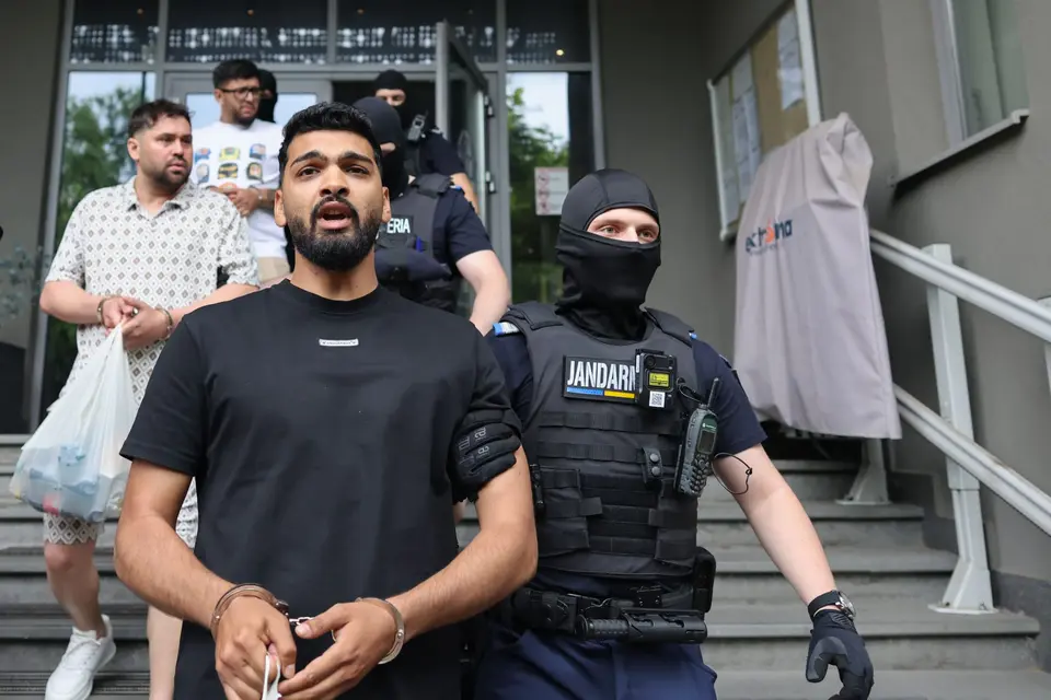 Membri ai clanului Duduianu, reținuți de DIICOT pentru trafic și proxenetism