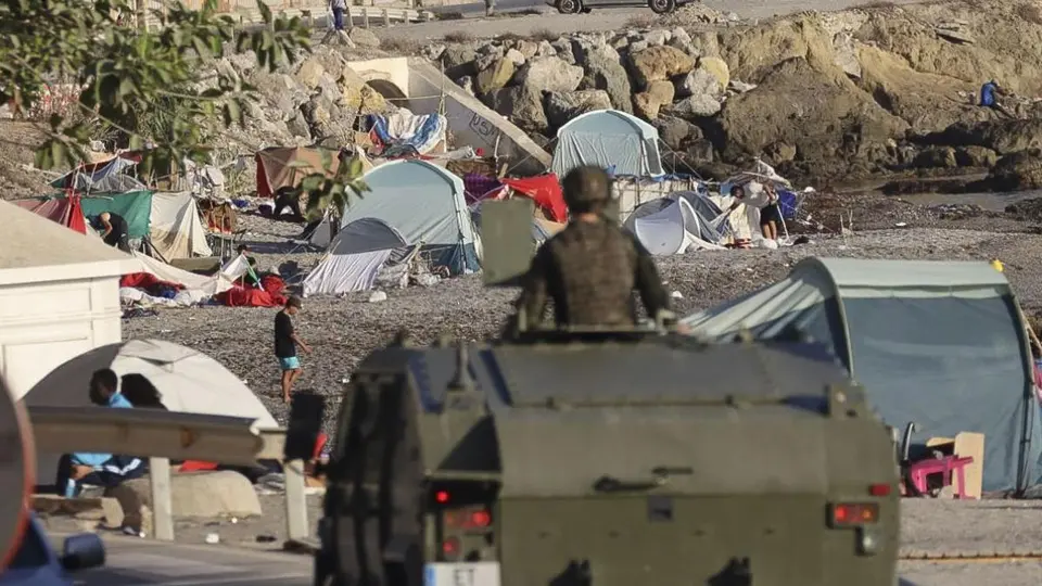 Three Moroccans arrested after throwing caustic bottles at soldiers in Ceuta