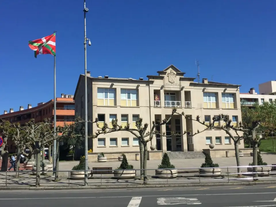 A municipal officer in Sopela arrested and removed from post