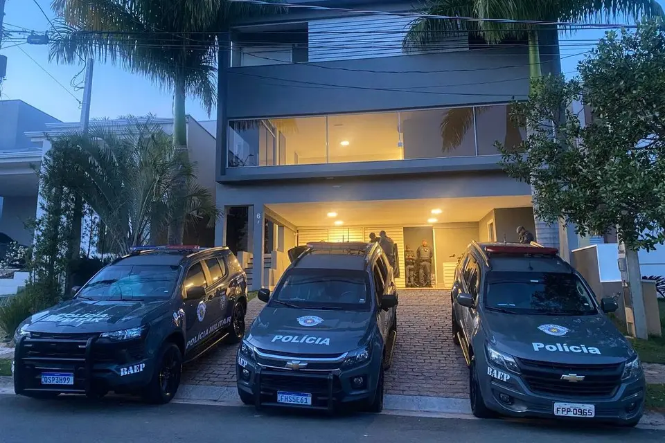 Operation arrests ex-intern of Public Prosecutor's Office and police officers suspected of links to criminal faction in São Paulo