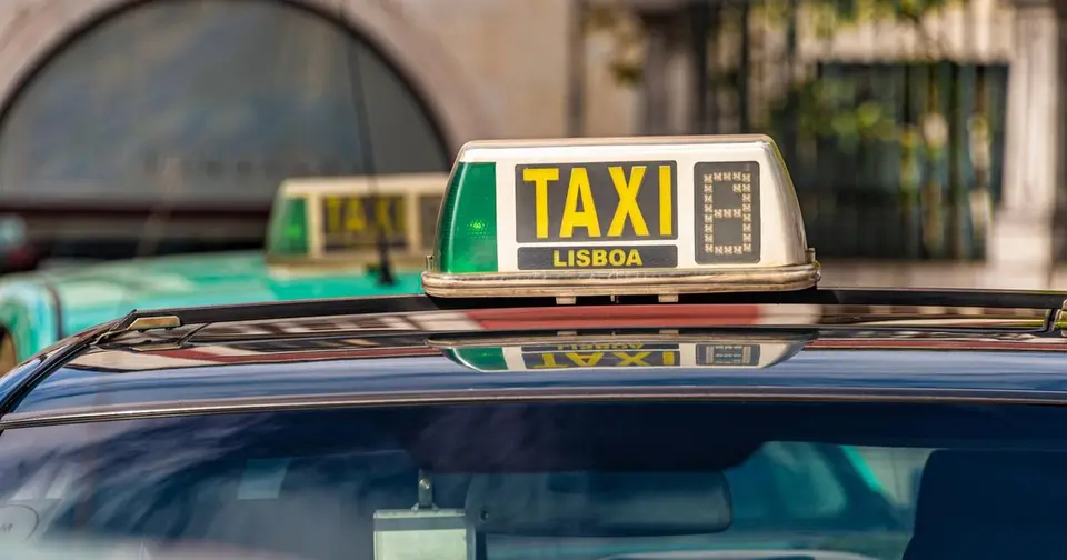 Fraudes de taxis à l'aéroport de Lisbonne : 67 infractions relevées sur 100 véhicules