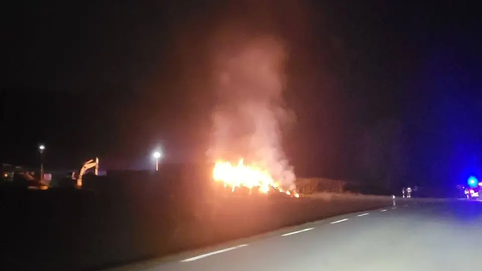 Požar v Gornjih Slavečih: policija preiskuje možnost podtaknjenih 70 bal slame