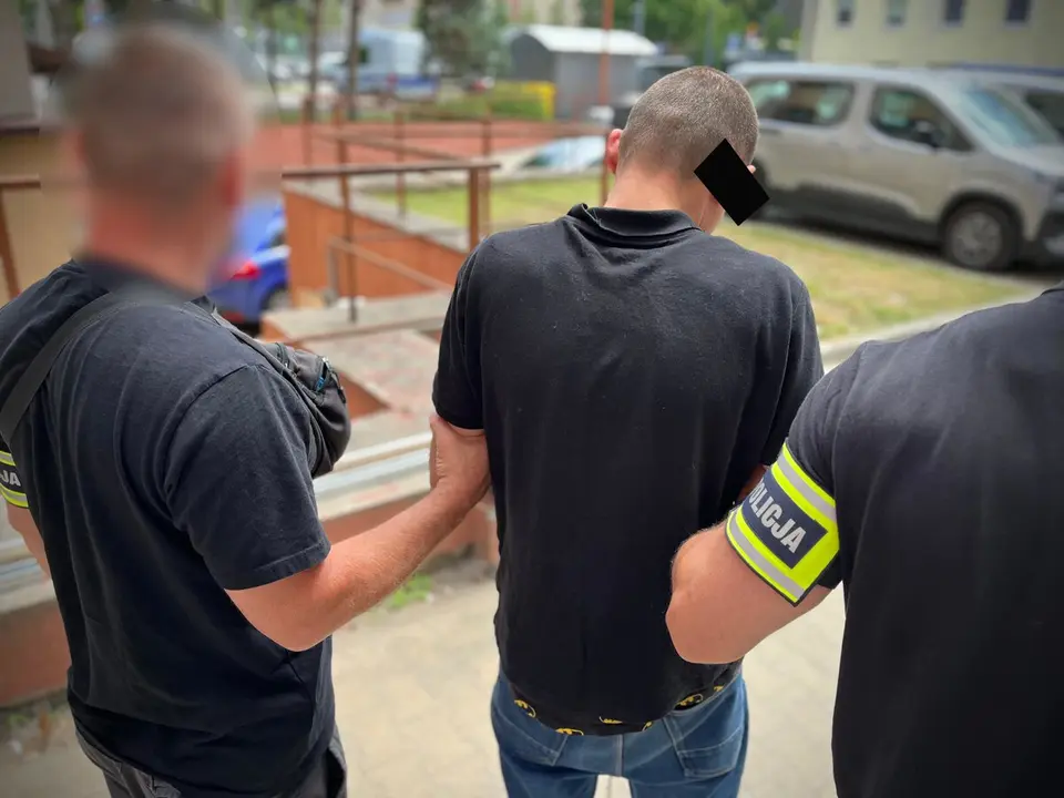 Agresor kopnął przechodzącą w głowę na łódzkim dworcu. Policja zatrzymała recydywistę