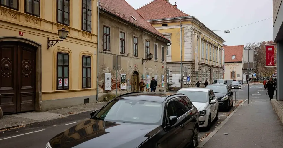 Incident na Trgu Leona Štuklja v Mariboru: trije pridržani, policija išče še več oseb
