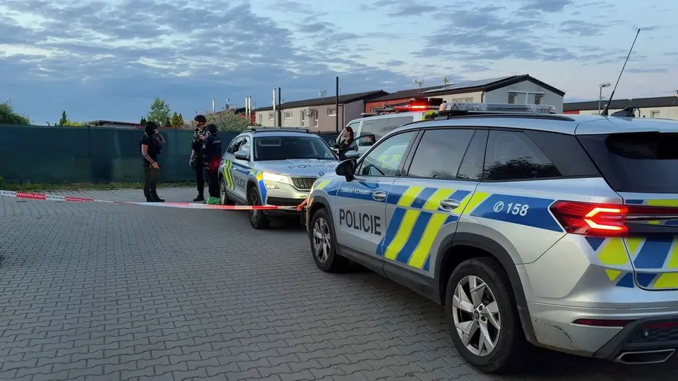 Policie kvalifikuje střelbu taxikáře v Poleradech jako pokus o zabití