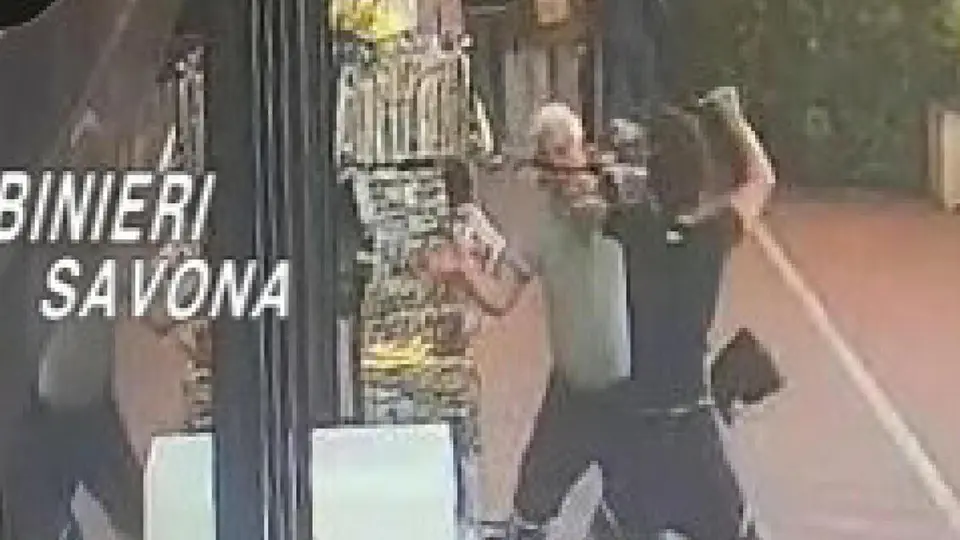 Quindicenne accoltella coetaneo e edicolante nel Savonese: arrestato