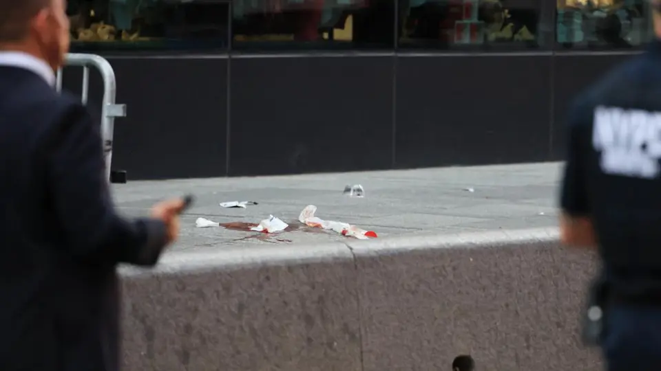 Mujer apuñala a dos personas en Times Square y muere abatida por la policía
