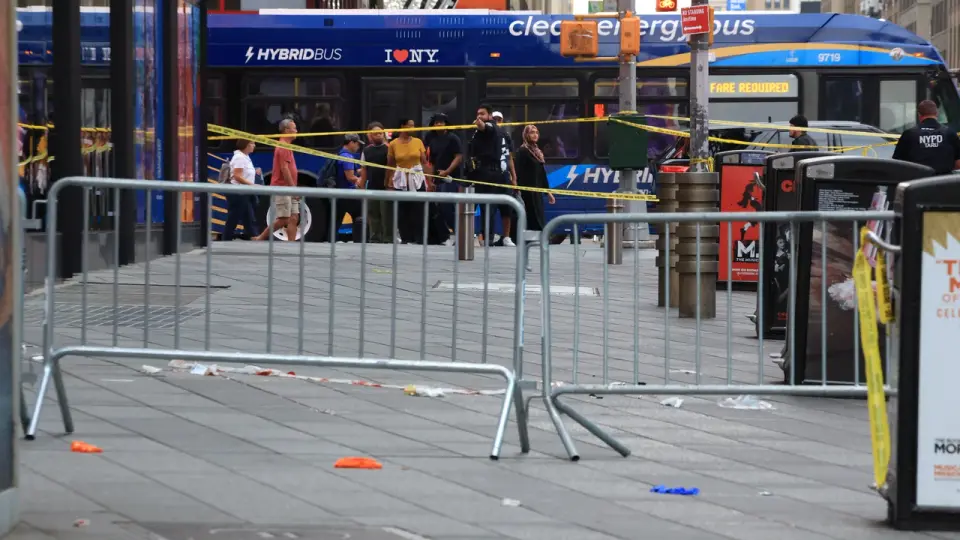 Apuñalamiento en Times Square: mujer abatida por la policía tras matar a una persona e herir a otra