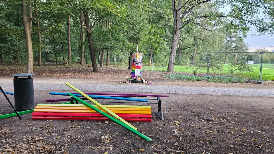 Gedenkbank für CSD-Terroropfer im Tiergarten zerstört – Polizei ermittelt