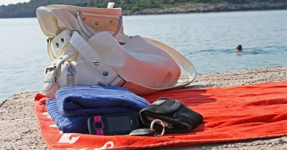 Dvoje uhićenih zbog 20 krađa na plažama Istre i Crikvenice, šteta više desetaka tisuća eura