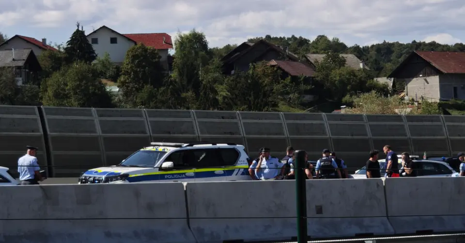 High-speed chase on Ljubljana–Novo Mesto motorway halted with stinger – police officer injured