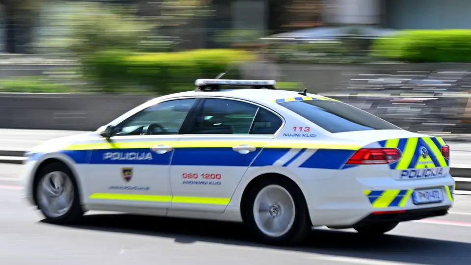 Pretep v Kranju: nož in solzivec pred lokalom, policija zasegla dokaze
