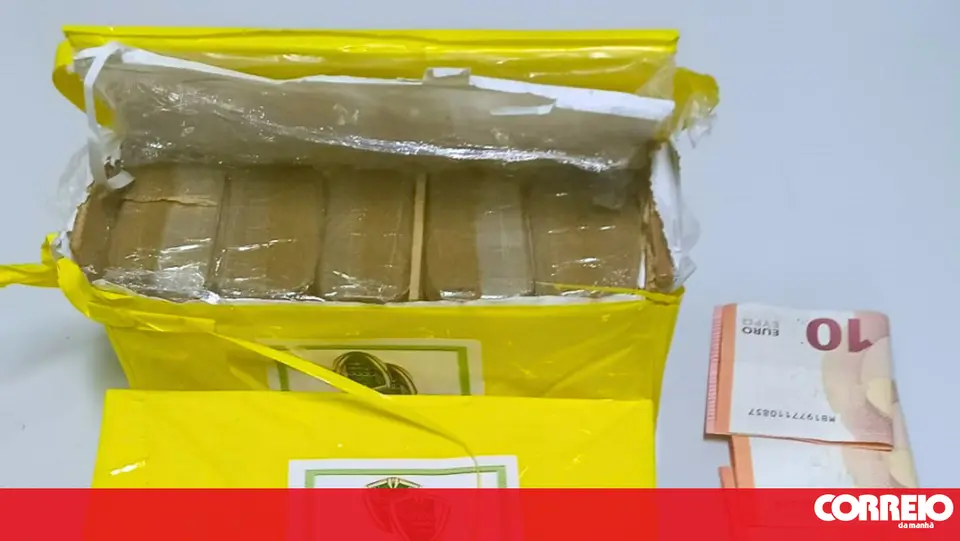 Man detained with nearly 2000 doses of hashish in car in Seixal