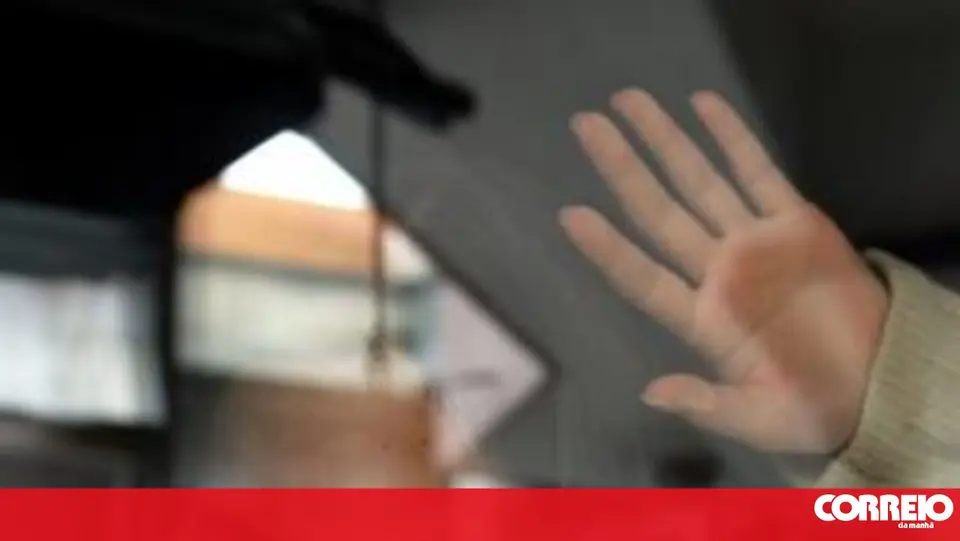 27-year-old man arrested in Cascais for beating partner on multiple occasions