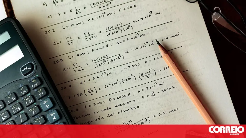 Mathematics teacher tried for 30 years of teaching with false certificates