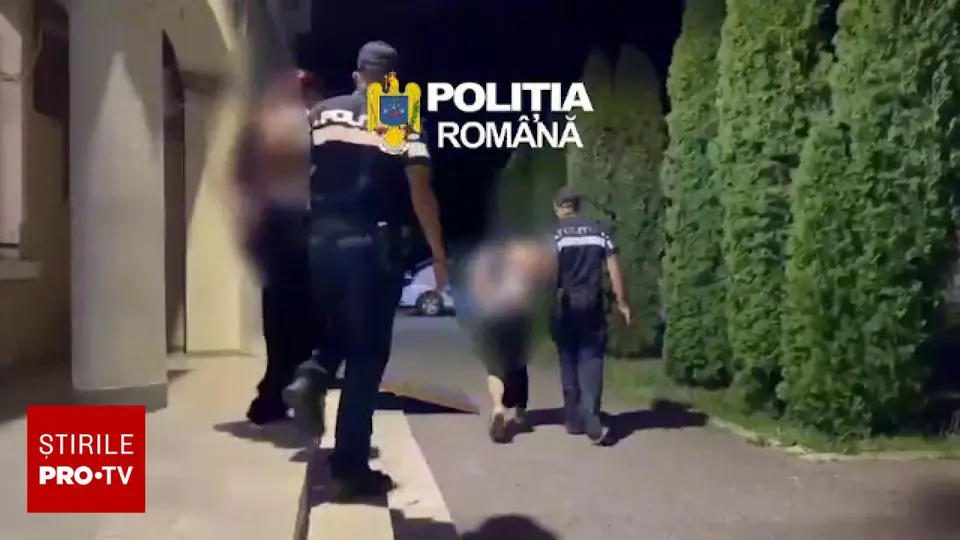 Two women stole 35,000 lei from a 77-year-old man's home in Ciucea and assaulted him