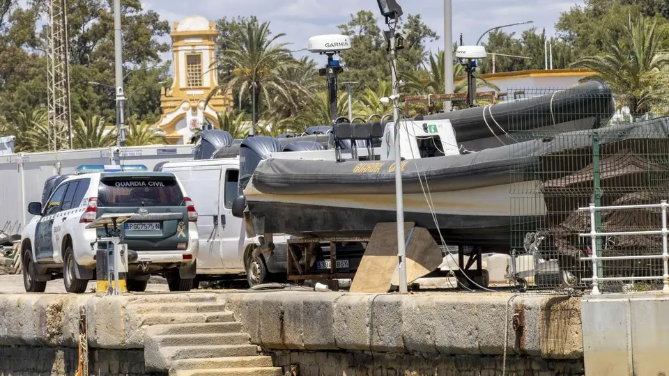 Three Civil Guards injured by drug boat intercepted in Águilas, Murcia