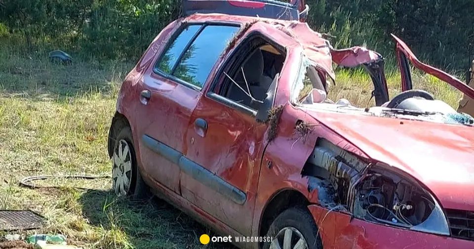 20-latek bez prawa jazdy prowadził samochód z odciętym dachem. Spowodował wypadek i uciekł