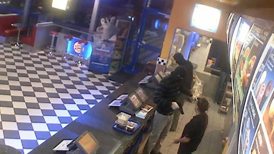 Bewaffneter Überfall auf Burger King in Lupfig – Täter flüchten mit Tausenden Franken