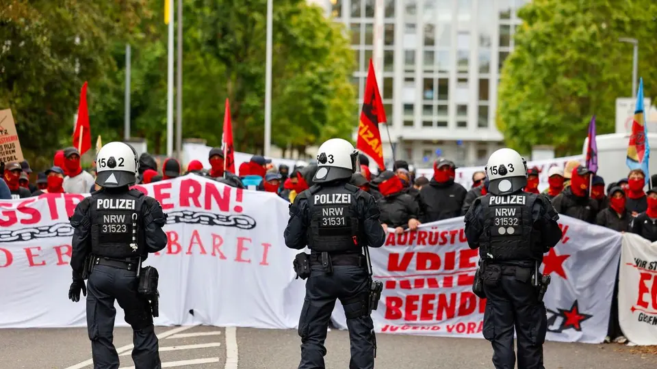 Kaserne in Köln blockiert: Polizei löst Antikriegs-Protest auf, Verfahren eingeleitet