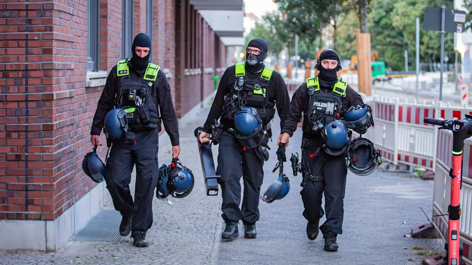 Major raid in Berlin: 150 police officers search nine flats over extortion