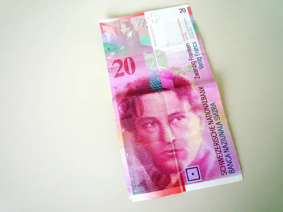 82-year-old woman exposes telephone fraud in Zurich District 9 and assists in arrest