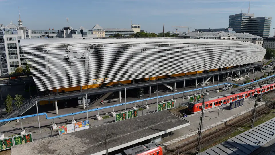 Knife attack at Munich central bus station: 55-year-old injured, one suspect fleeing