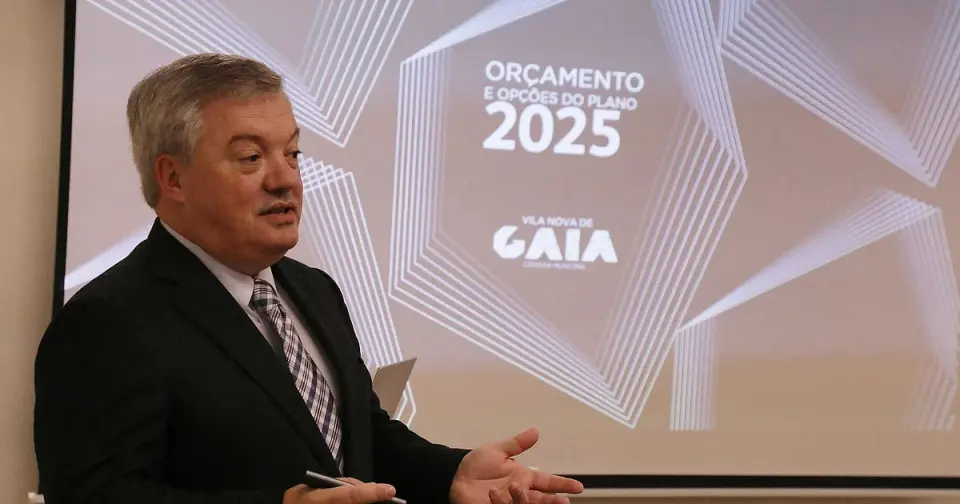 Ex-presidente da Câmara de Gaia absolvido de peculato por bilhetes de futebol
