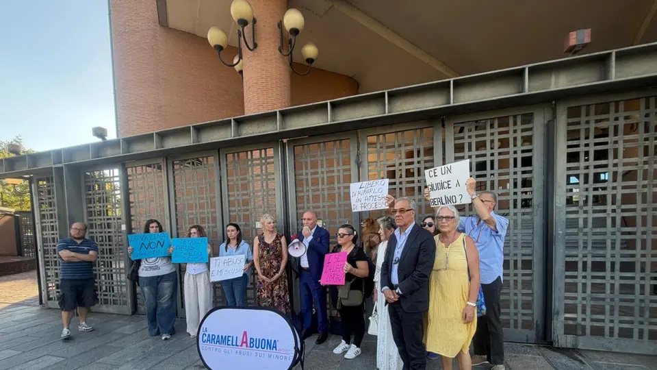 Presidio anti-pedofilia a Torino contro la scarcerazione del commesso accusato di abusi su minore