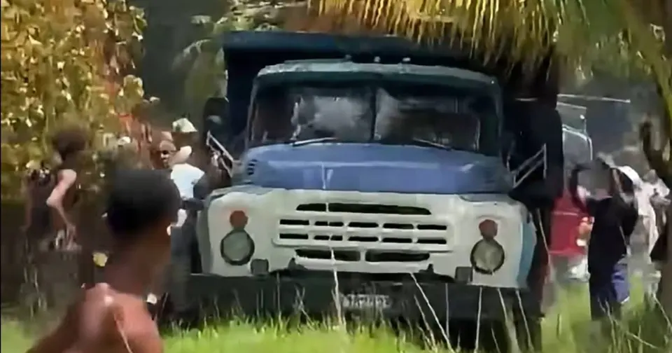 Looting of oil tanker in La Lisa occurs in front of police in Havana