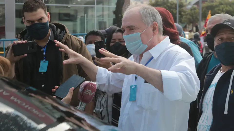 Bucaram under police surveillance at Guayaquil clinic awaiting sentencing