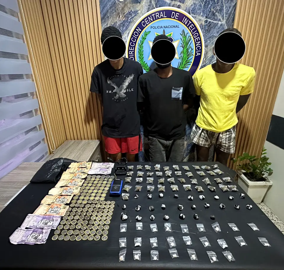 Tres detenidos y drogas incautadas tras operativo policial en La Vega