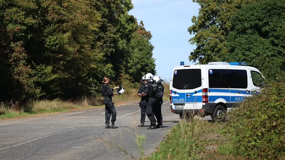 Power grid sabotage: major police operation at Hambach Forest, suspect at large