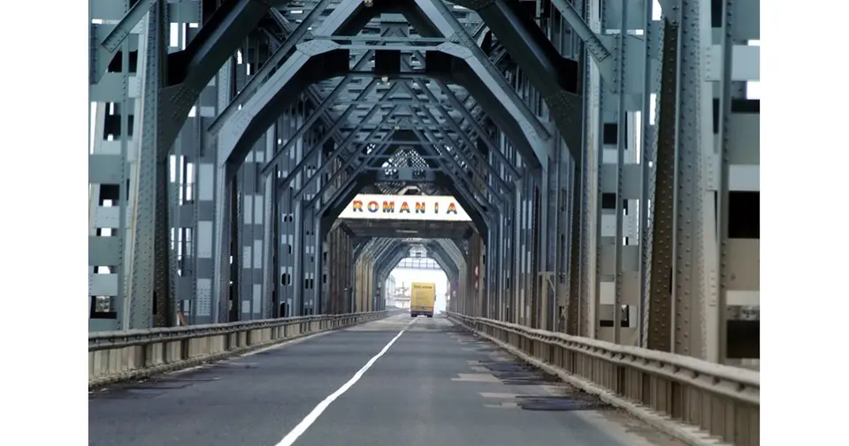 Man shoots himself during police check on Danube Bridge, border officer wounded