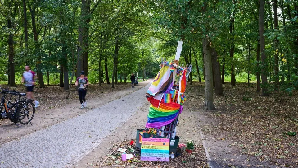 Memorial tree for CSD attack victims torn from ground in Berlin's Tiergarten