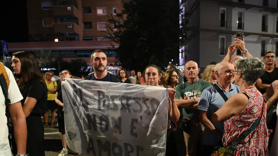 Florence gathers in square for Lorena Isceri: over a thousand people at vigil in Via Panciatichi