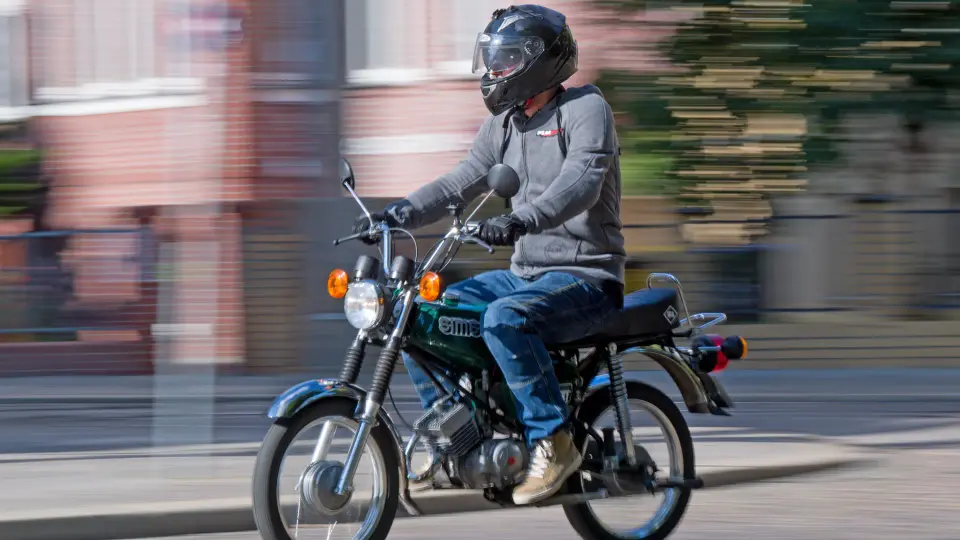 Simson rider apprehended in field after fleeing police control – drugs and stolen vehicle