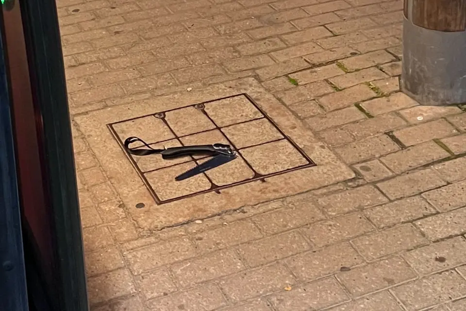 Mand med kniv anholdt på Bekkestua busstation efter skræmmende adfærd
