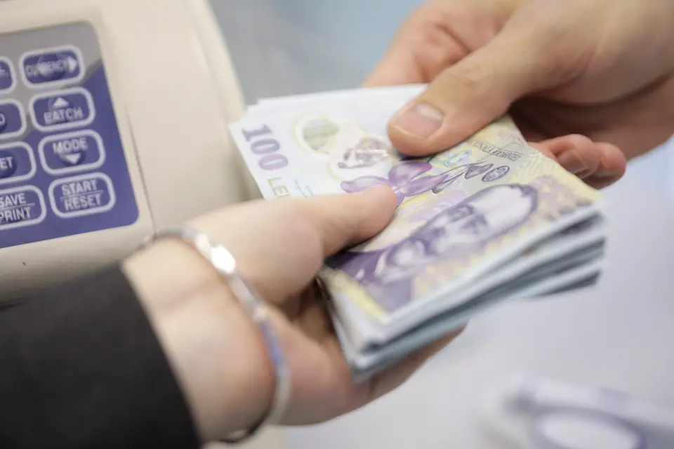 Funcționară din Constanța, reținută după ce a primit mită de 20.000 lei