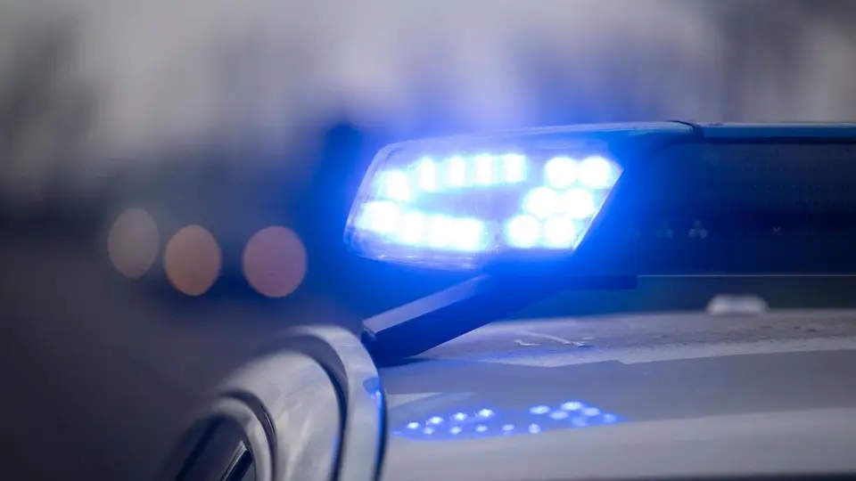 Mit 210 km/h ohne Führerschein: 24-Jähriger flieht vor Polizei in Demmin
