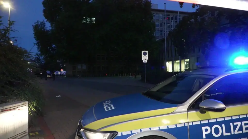 Police shooting near Hannover District Court: man struck in legs with knife