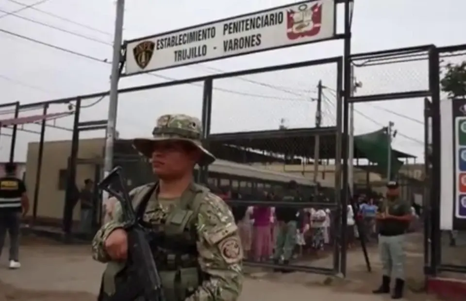 Militares peruanos refuerzan seguridad en cinco cárceles de Lima y Trujillo