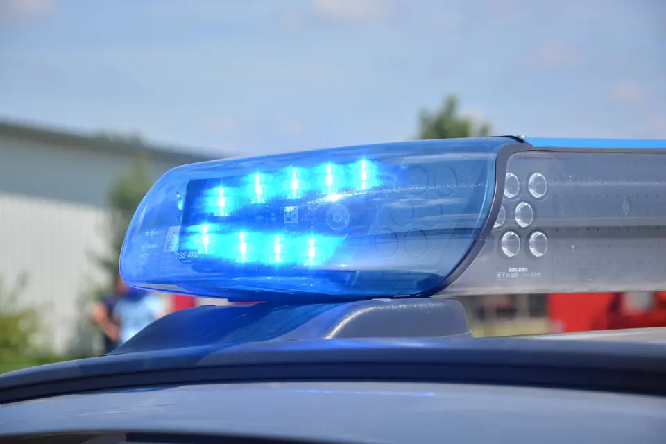 Autós menekült a rendőrök elől a budai Várban, egy rendőr megsérült