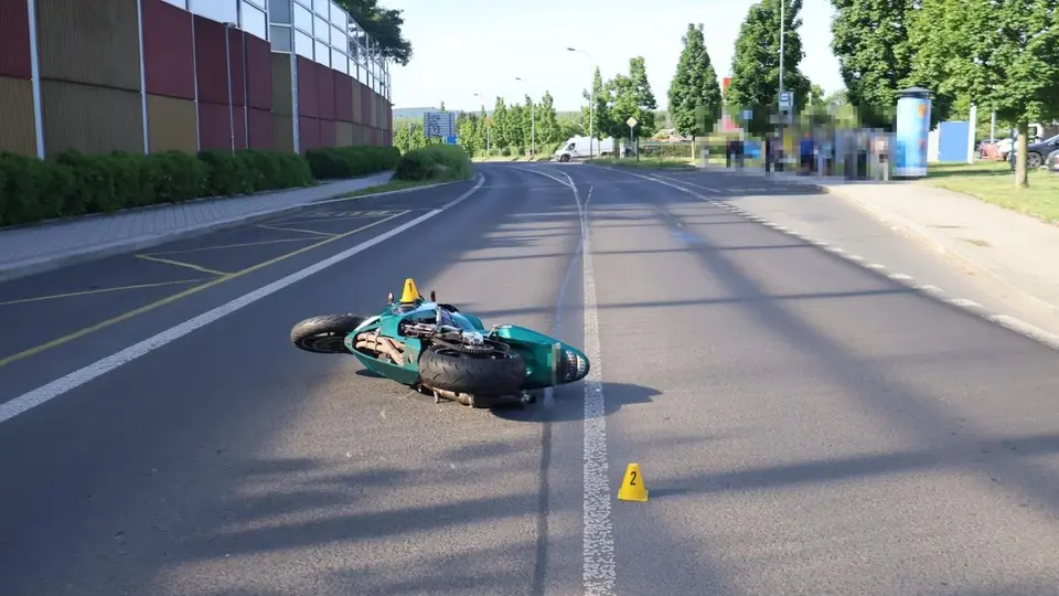 Police seek witnesses to collision between motorcyclist and pedestrian in Karlovy Vary