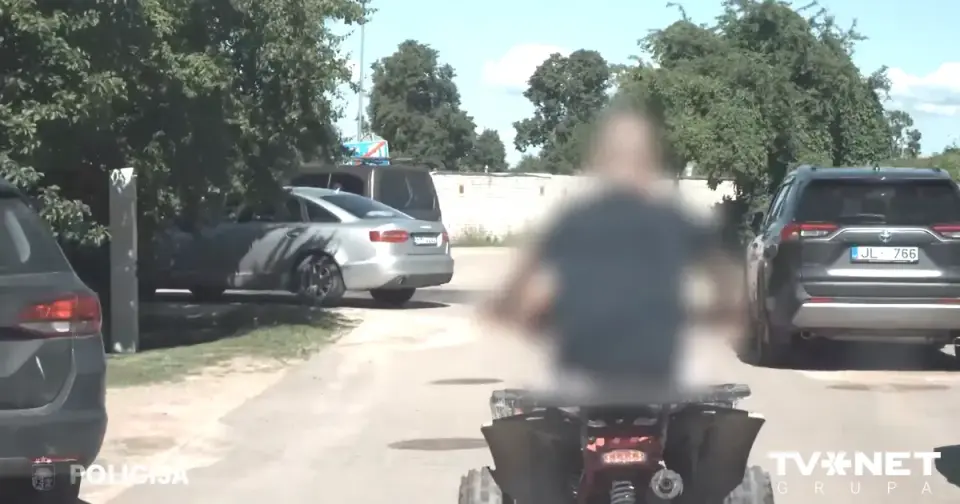 Iereibis vīrietis ar bērnu uz kvadricikla Bauskā bēg no policijas